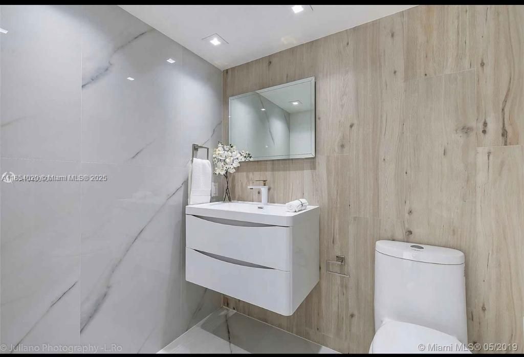 For Sale: $599,000 (2 beds, 2 baths, 1061 Square Feet)