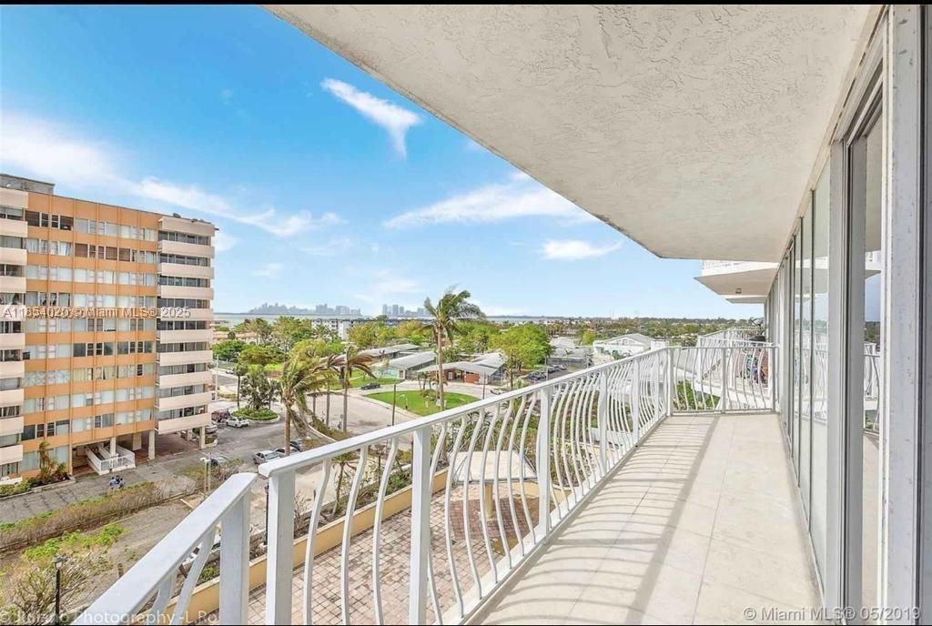 For Sale: $599,000 (2 beds, 2 baths, 1061 Square Feet)