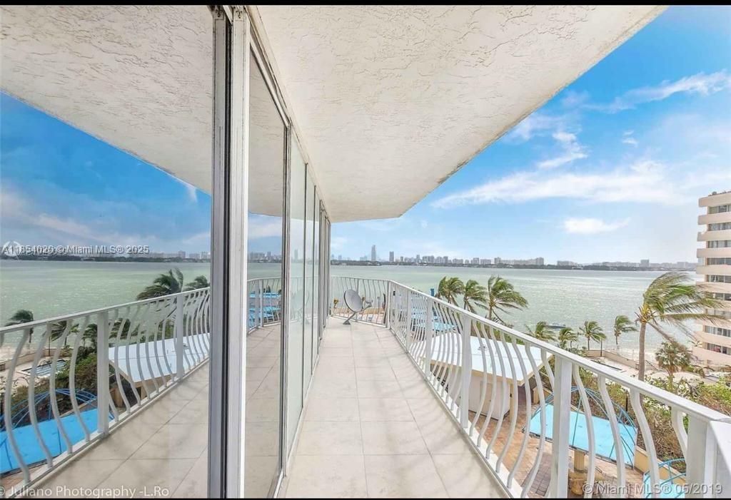 For Sale: $599,000 (2 beds, 2 baths, 1061 Square Feet)