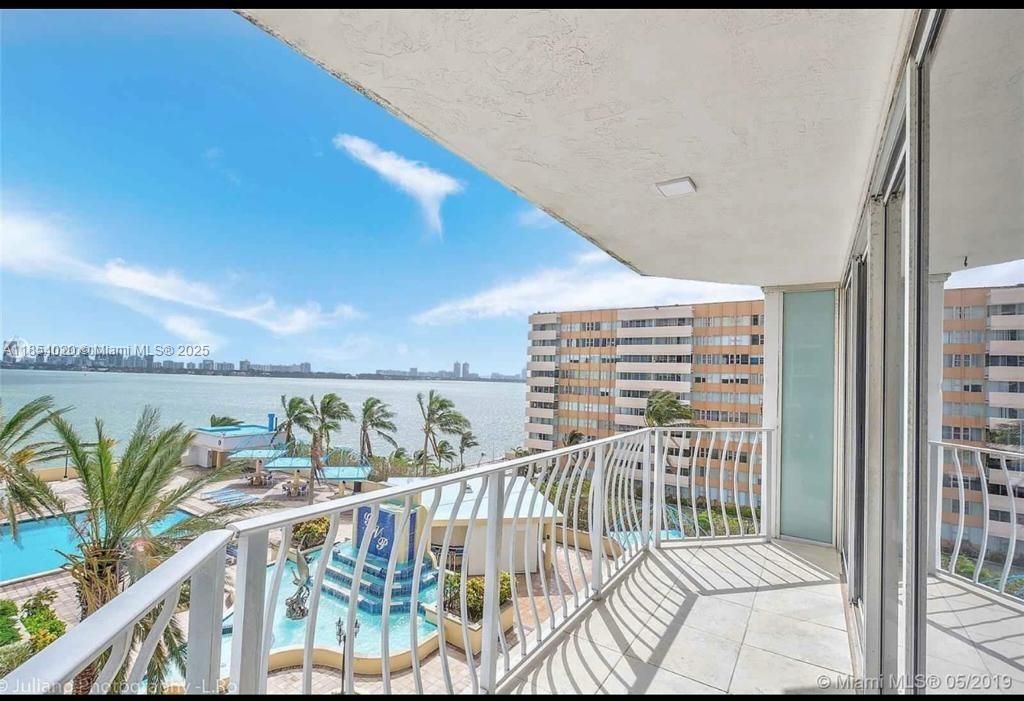 For Sale: $599,000 (2 beds, 2 baths, 1061 Square Feet)