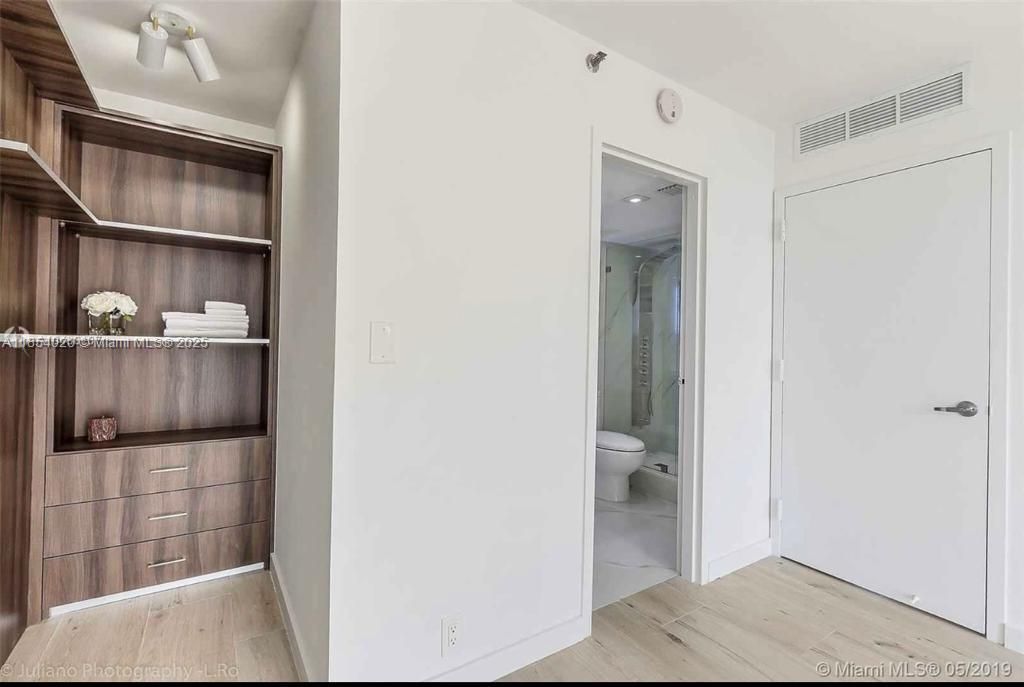 For Sale: $599,000 (2 beds, 2 baths, 1061 Square Feet)