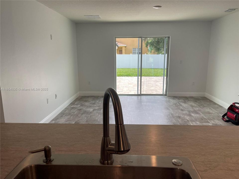 Recently Rented: $2,980 (3 beds, 2 baths, 1552 Square Feet)