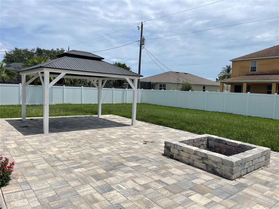 Recently Rented: $2,980 (3 beds, 2 baths, 1552 Square Feet)