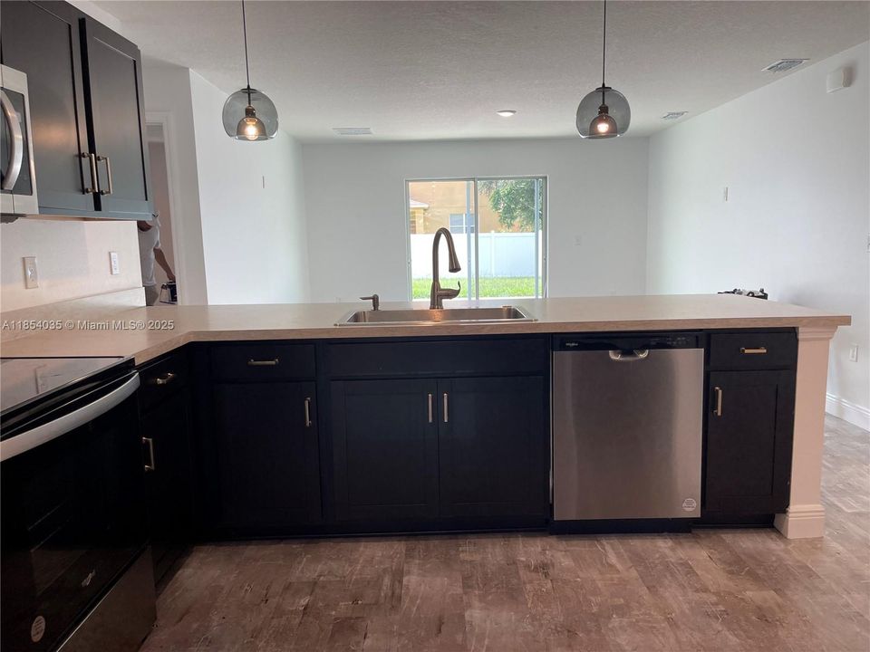 Recently Rented: $2,980 (3 beds, 2 baths, 1552 Square Feet)