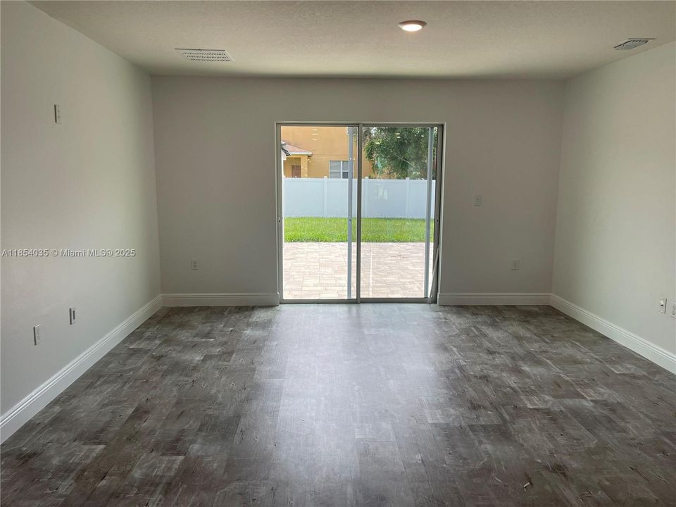 Recently Rented: $2,980 (3 beds, 2 baths, 1552 Square Feet)