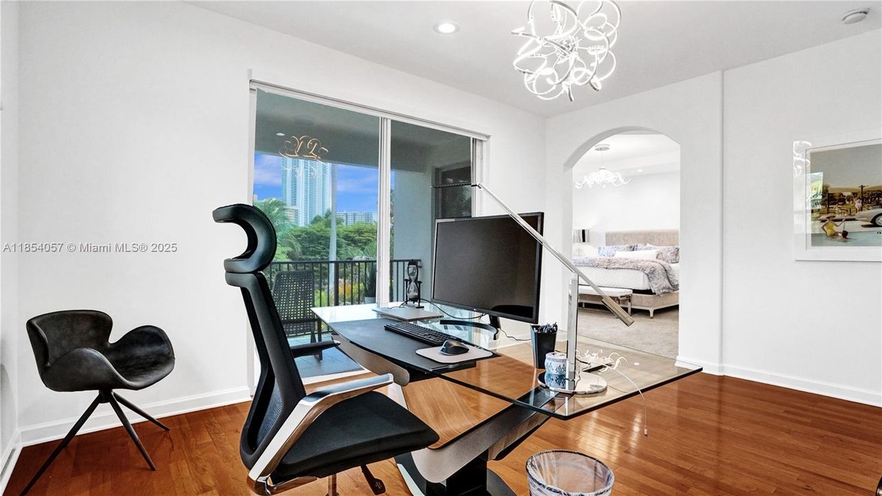 最近售出: $1,595,000 (4 贝兹, 4 浴室, 3342 平方英尺)