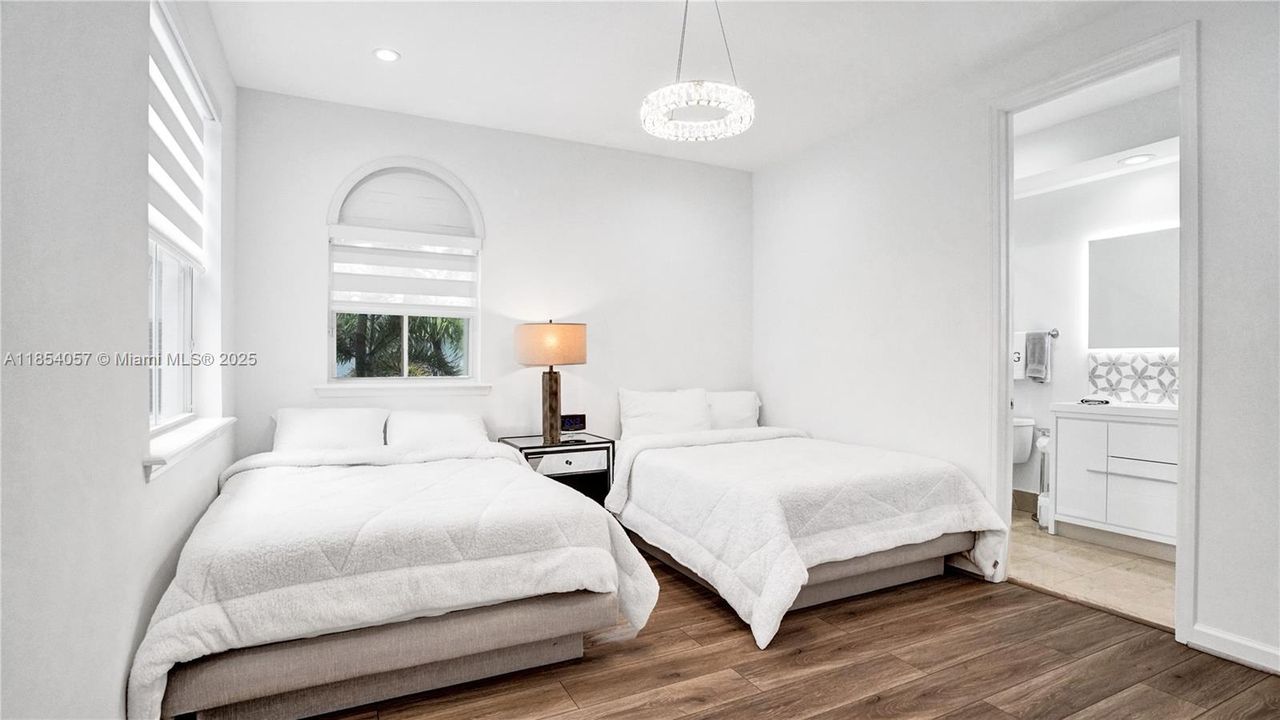 最近售出: $1,595,000 (4 贝兹, 4 浴室, 3342 平方英尺)