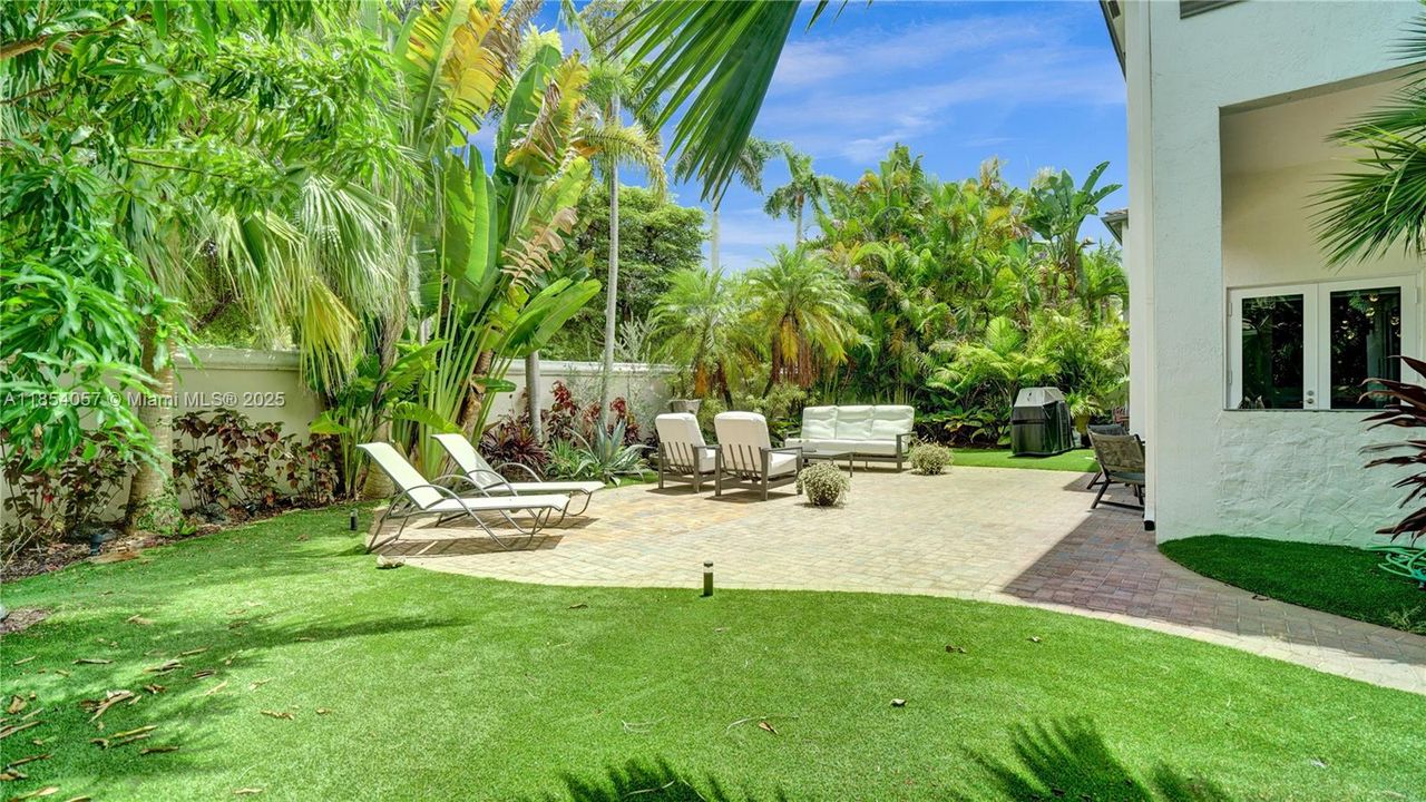 最近售出: $1,595,000 (4 贝兹, 4 浴室, 3342 平方英尺)