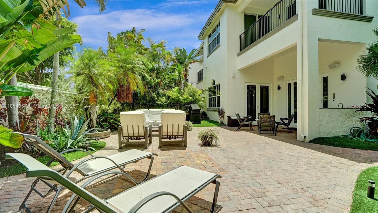 最近售出: $1,595,000 (4 贝兹, 4 浴室, 3342 平方英尺)