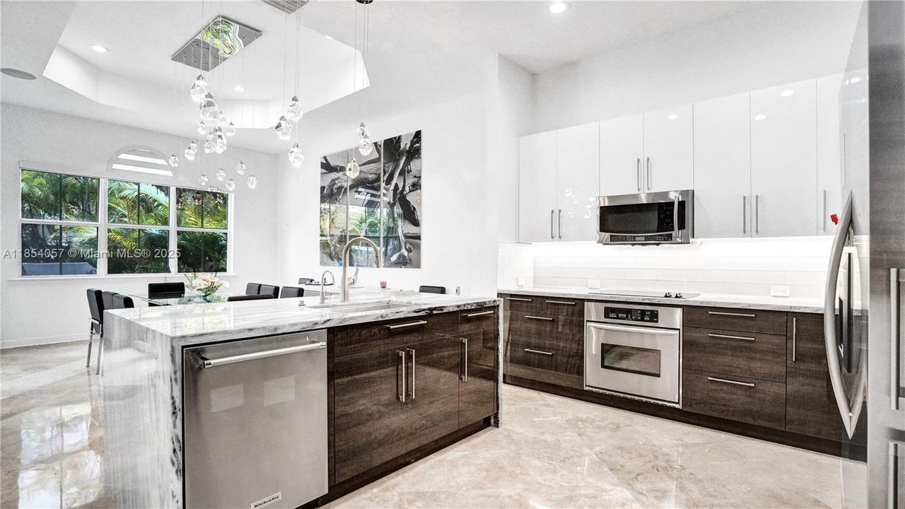 最近售出: $1,595,000 (4 贝兹, 4 浴室, 3342 平方英尺)