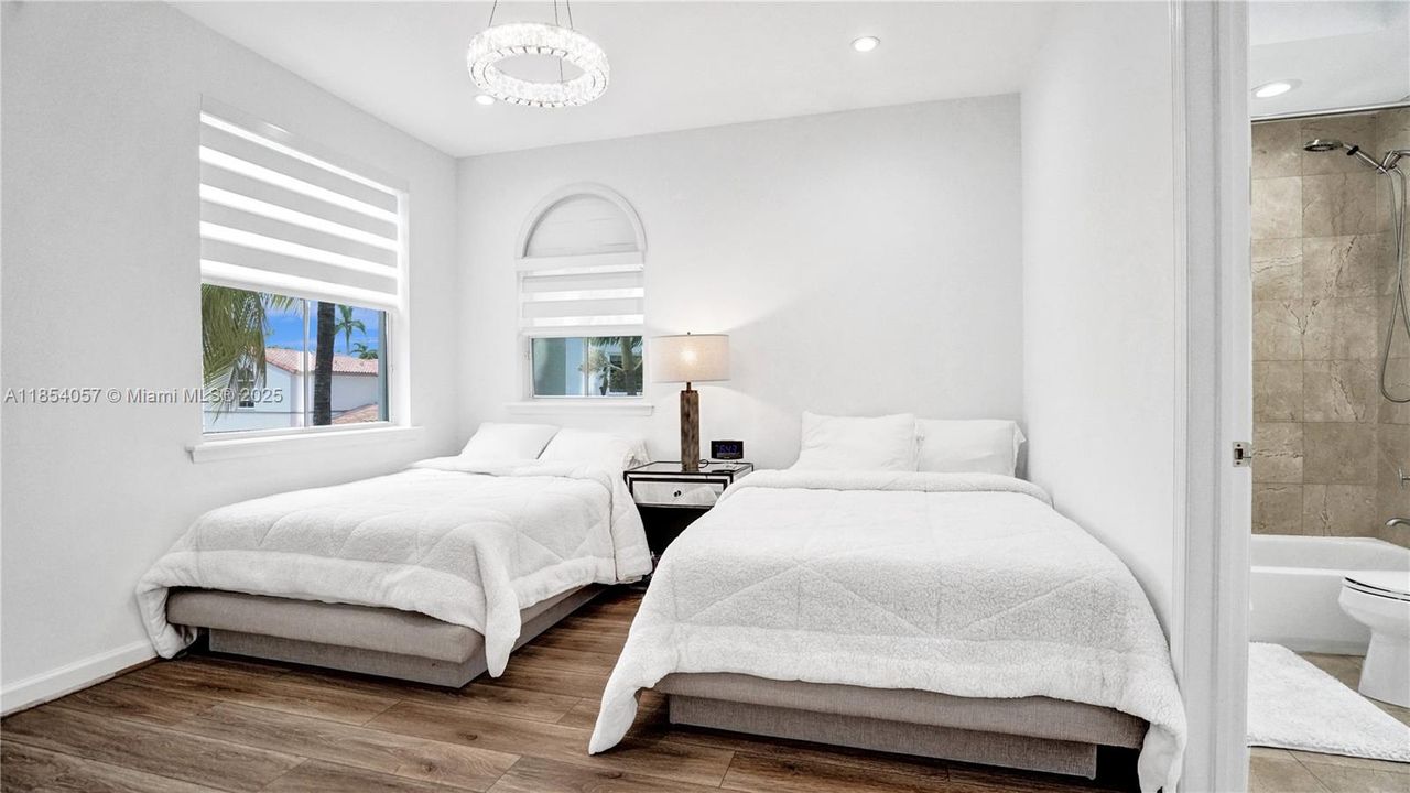 最近售出: $1,595,000 (4 贝兹, 4 浴室, 3342 平方英尺)