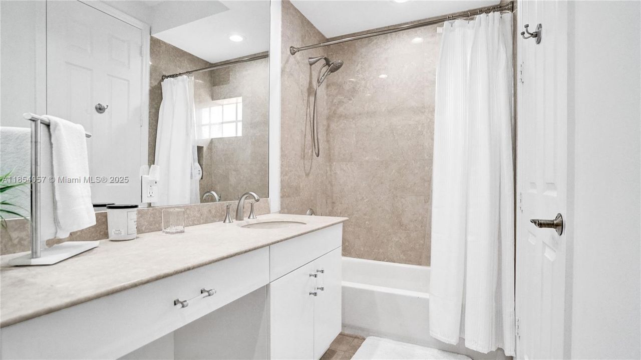 最近售出: $1,595,000 (4 贝兹, 4 浴室, 3342 平方英尺)