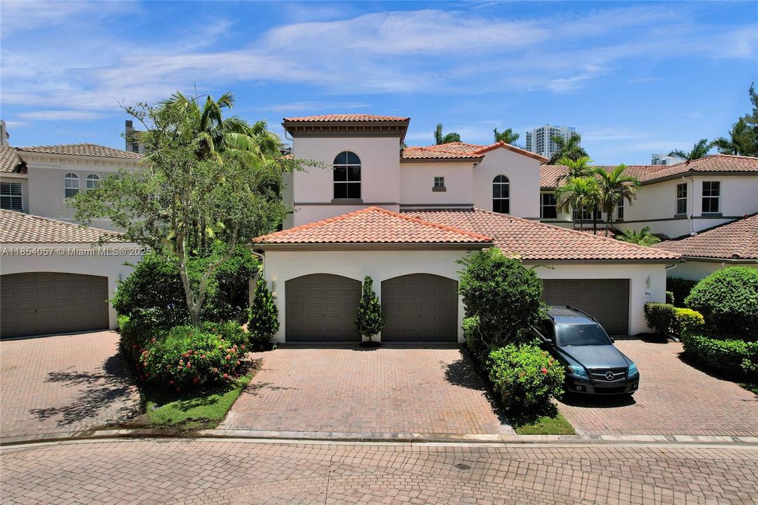 最近售出: $1,595,000 (4 贝兹, 4 浴室, 3342 平方英尺)