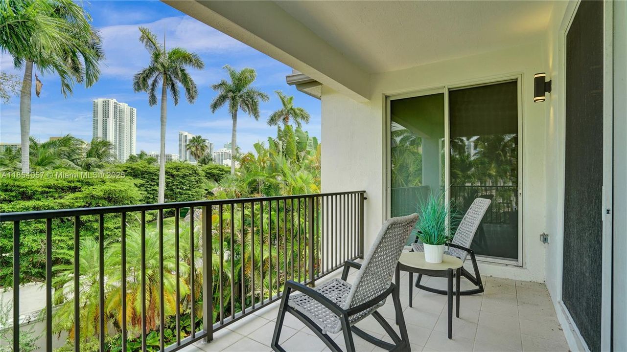 最近售出: $1,595,000 (4 贝兹, 4 浴室, 3342 平方英尺)