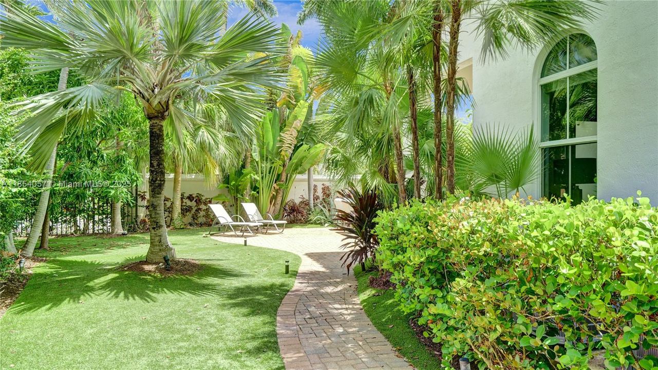 最近售出: $1,595,000 (4 贝兹, 4 浴室, 3342 平方英尺)