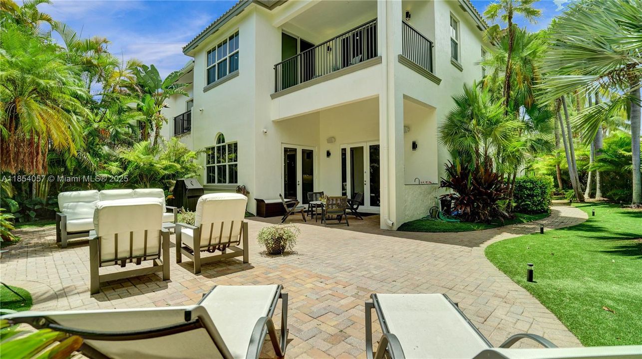 最近售出: $1,595,000 (4 贝兹, 4 浴室, 3342 平方英尺)