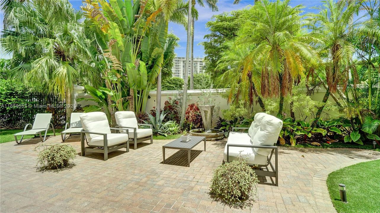 最近售出: $1,595,000 (4 贝兹, 4 浴室, 3342 平方英尺)