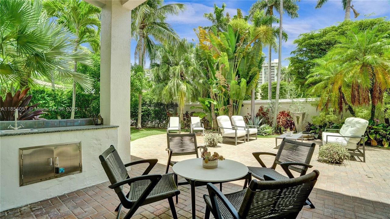 最近售出: $1,595,000 (4 贝兹, 4 浴室, 3342 平方英尺)