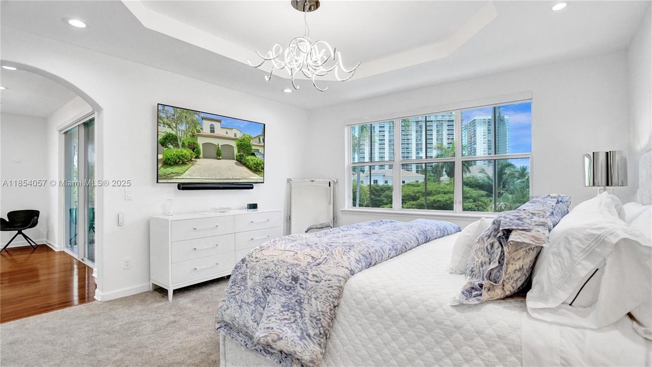 最近售出: $1,595,000 (4 贝兹, 4 浴室, 3342 平方英尺)