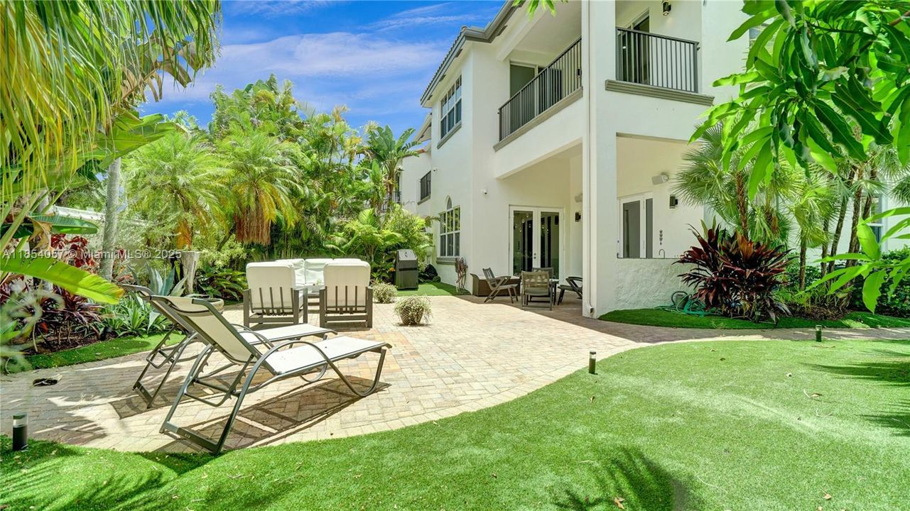 最近售出: $1,595,000 (4 贝兹, 4 浴室, 3342 平方英尺)