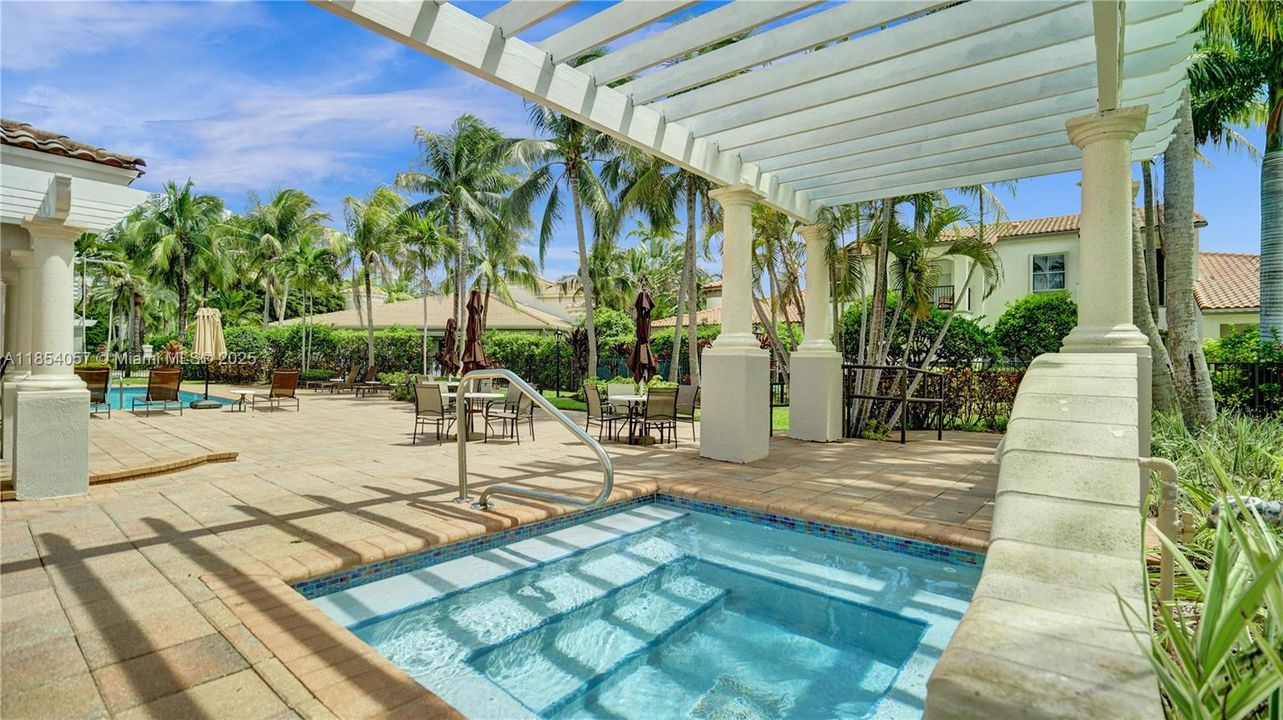 最近售出: $1,595,000 (4 贝兹, 4 浴室, 3342 平方英尺)