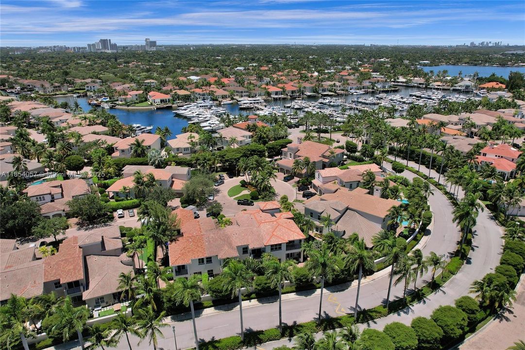 最近售出: $1,595,000 (4 贝兹, 4 浴室, 3342 平方英尺)