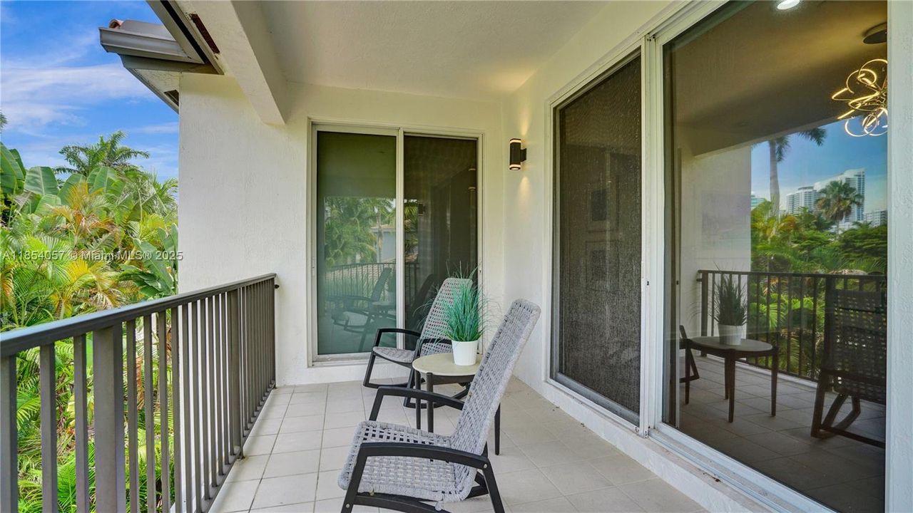 最近售出: $1,595,000 (4 贝兹, 4 浴室, 3342 平方英尺)