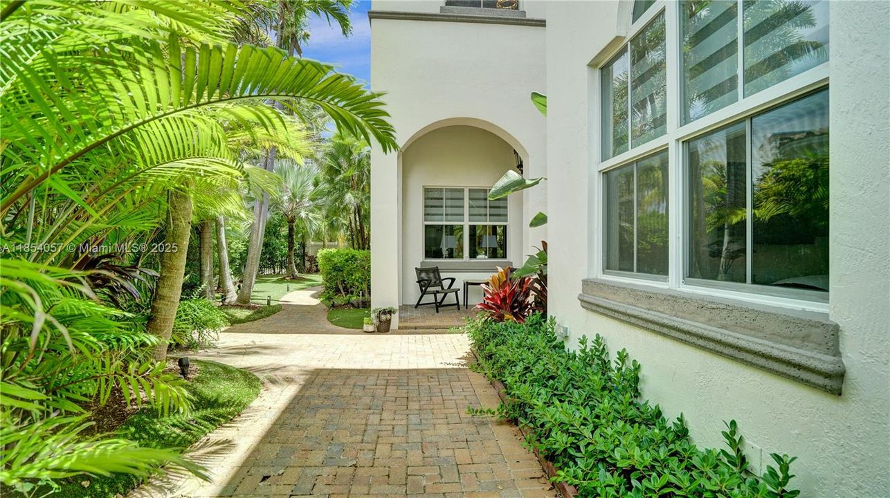 最近售出: $1,595,000 (4 贝兹, 4 浴室, 3342 平方英尺)