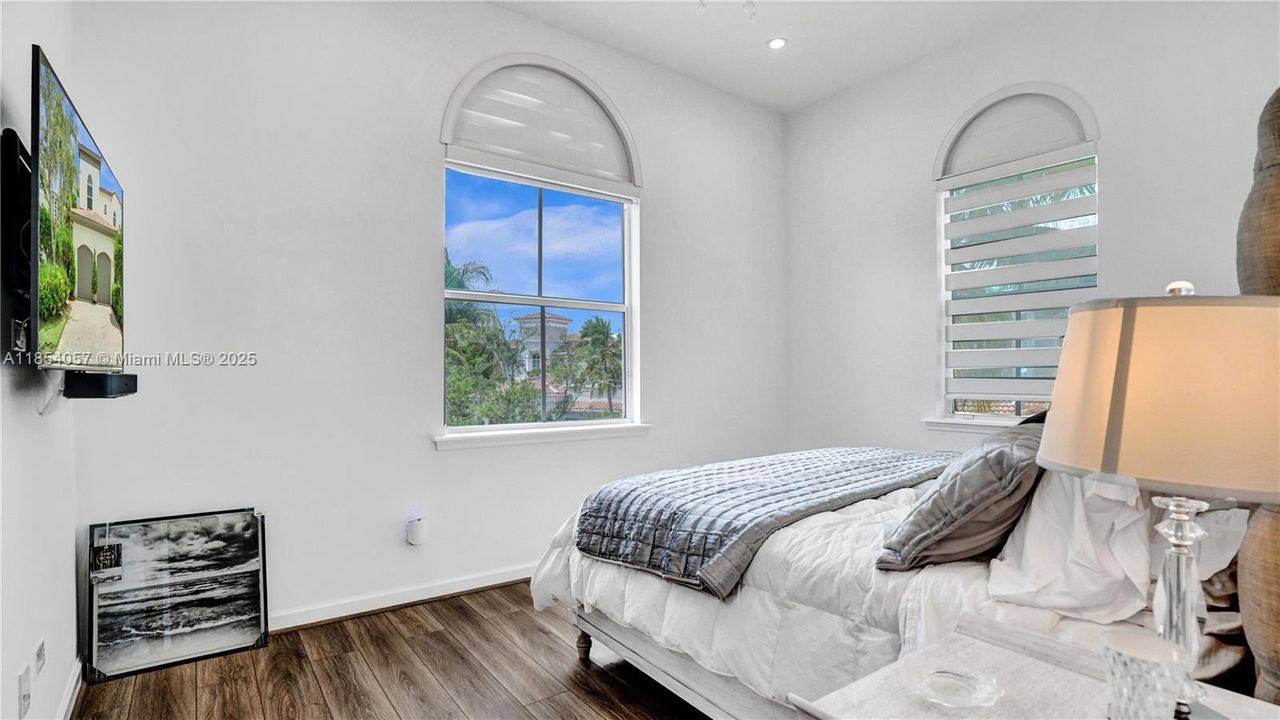 最近售出: $1,595,000 (4 贝兹, 4 浴室, 3342 平方英尺)