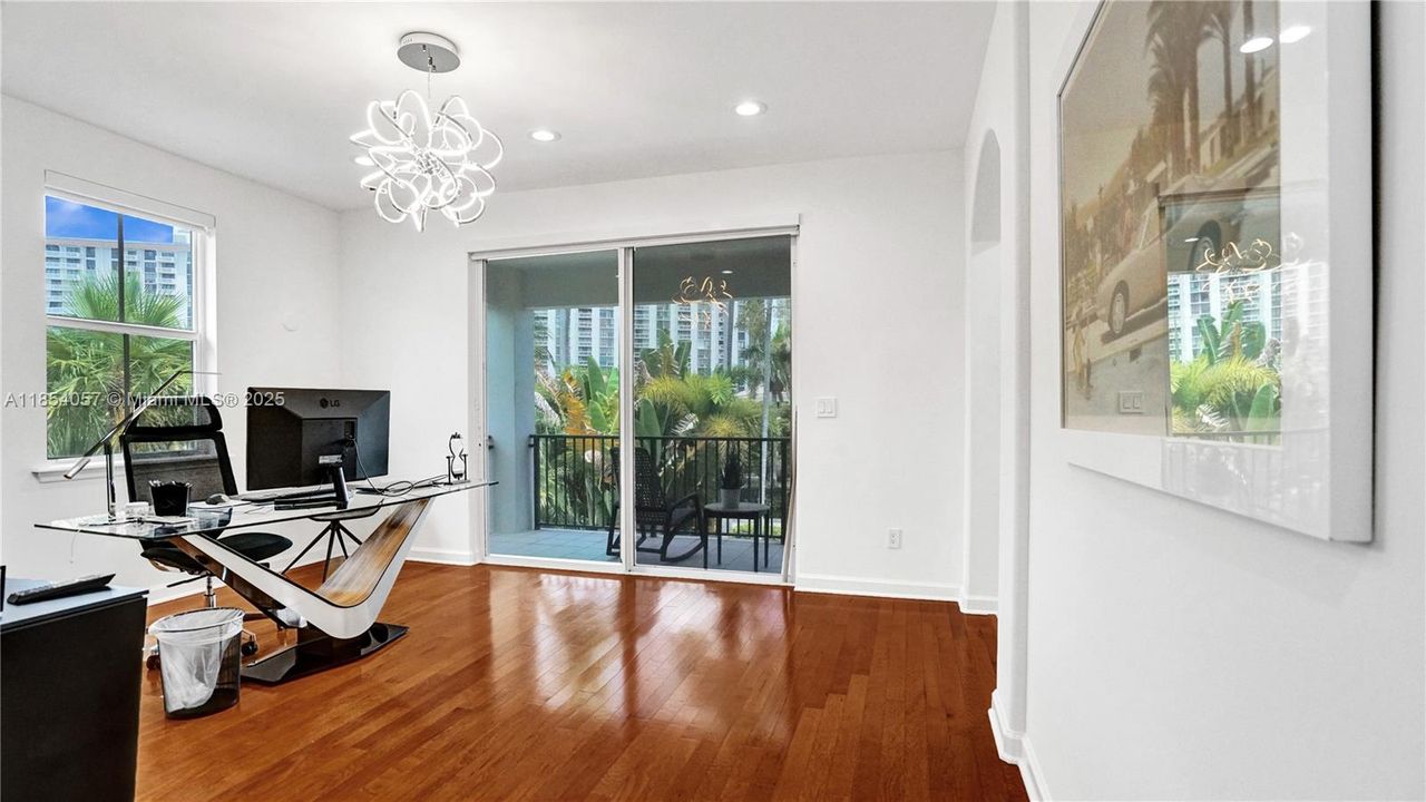 最近售出: $1,595,000 (4 贝兹, 4 浴室, 3342 平方英尺)