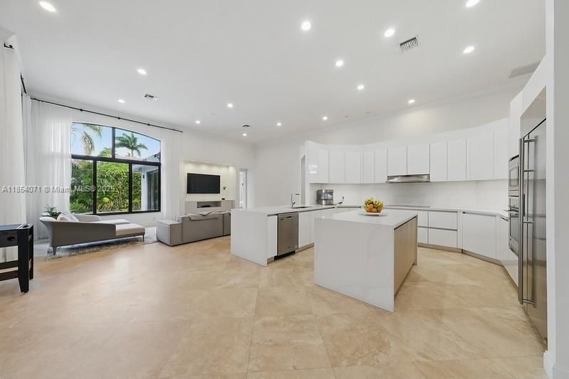 Recientemente alquilado: $13,000 (5 camas, 4 baños, 4186 Pies cuadrados)