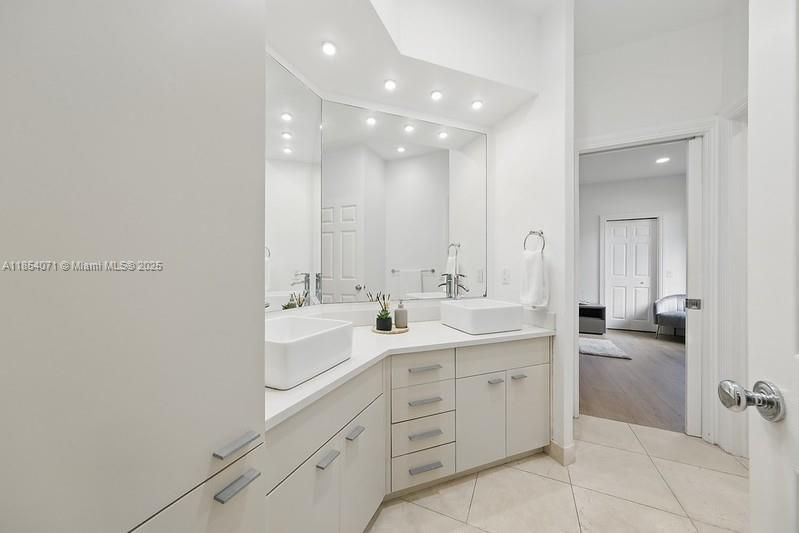 Recientemente alquilado: $13,000 (5 camas, 4 baños, 4186 Pies cuadrados)