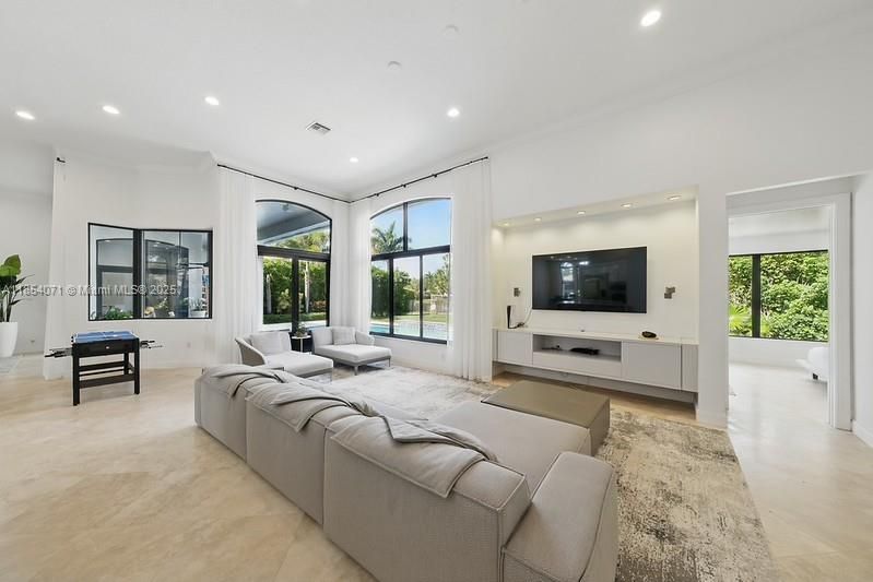 Recientemente alquilado: $13,000 (5 camas, 4 baños, 4186 Pies cuadrados)