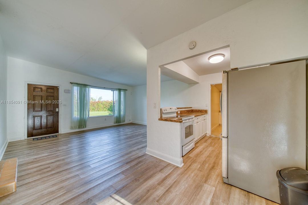 Недавно продано: $560,000 (3 спален, 2 ванн, 1066 Квадратных фут)