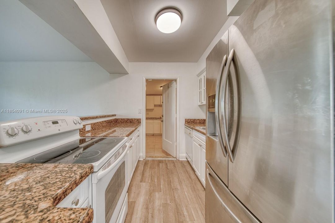 Недавно продано: $560,000 (3 спален, 2 ванн, 1066 Квадратных фут)