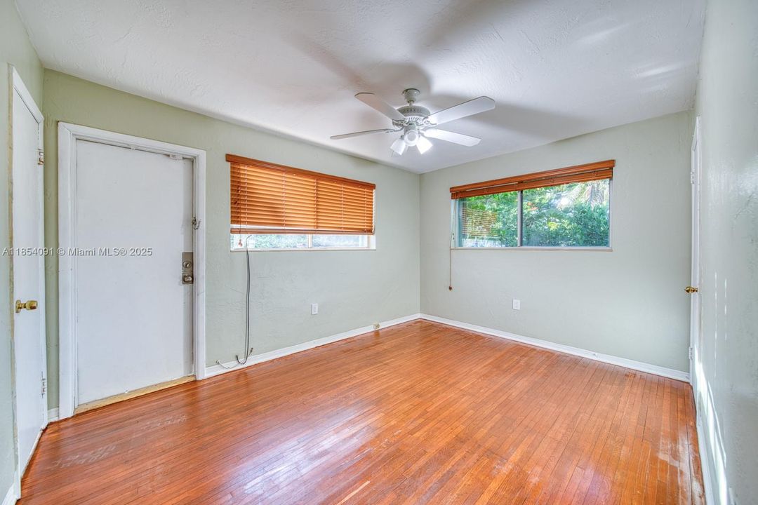 Недавно продано: $560,000 (3 спален, 2 ванн, 1066 Квадратных фут)