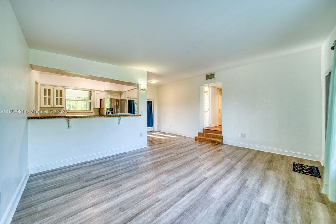 Недавно продано: $560,000 (3 спален, 2 ванн, 1066 Квадратных фут)