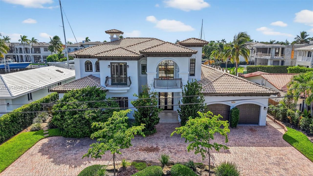 合同活跃: $17,500 (6 贝兹, 6 浴室, 4941 平方英尺)