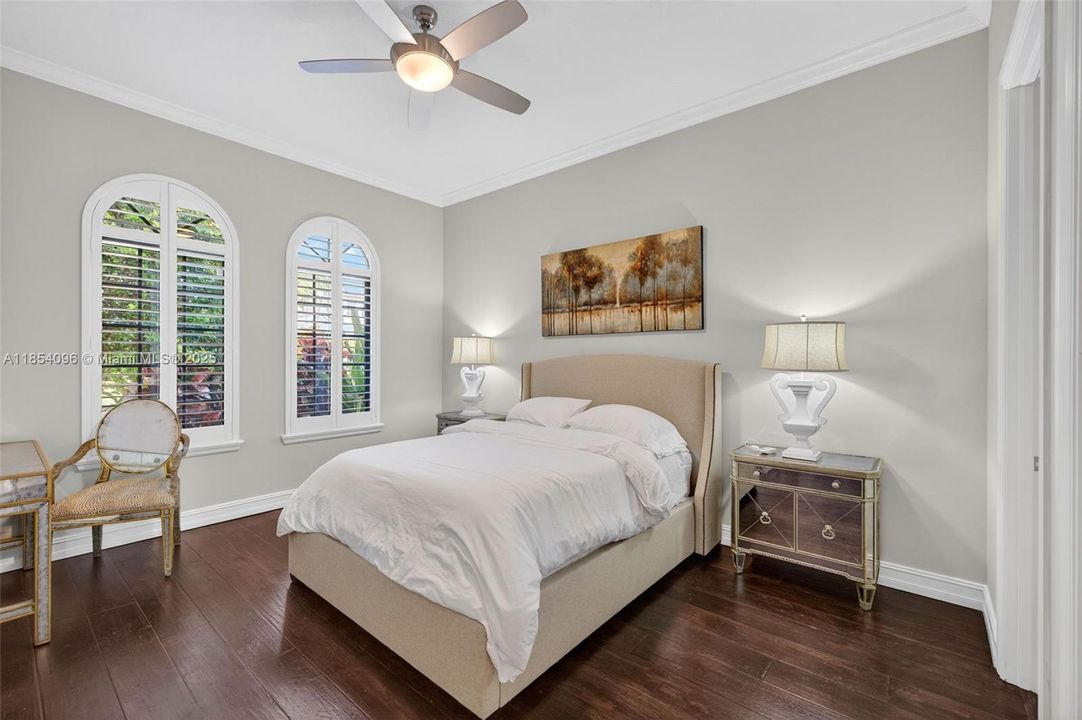 合同活跃: $17,500 (6 贝兹, 6 浴室, 4941 平方英尺)