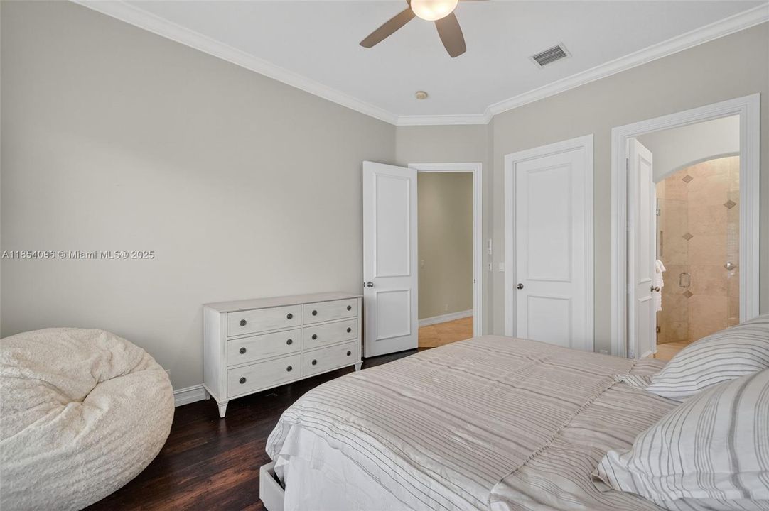 合同活跃: $17,500 (6 贝兹, 6 浴室, 4941 平方英尺)