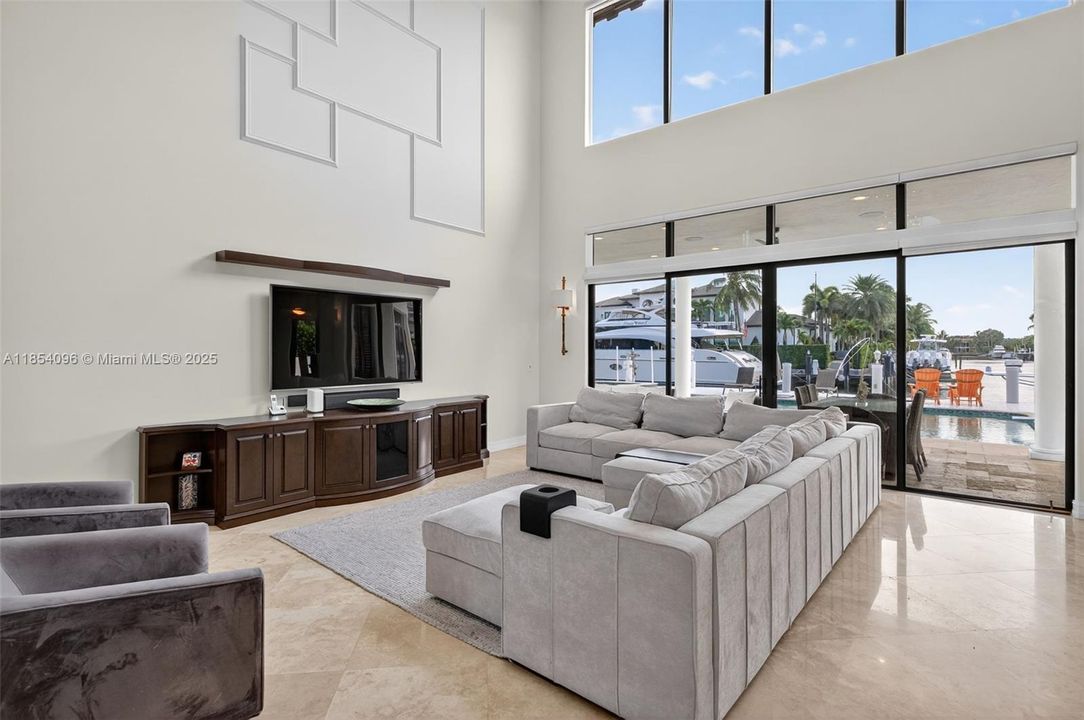 合同活跃: $17,500 (6 贝兹, 6 浴室, 4941 平方英尺)