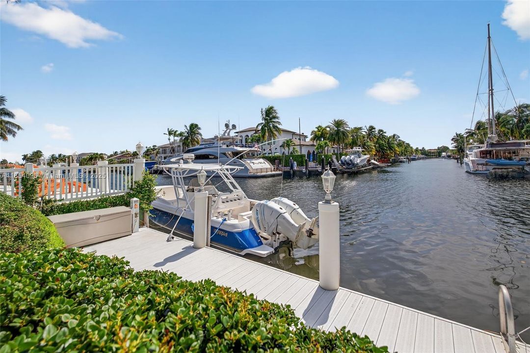 合同活跃: $17,500 (6 贝兹, 6 浴室, 4941 平方英尺)