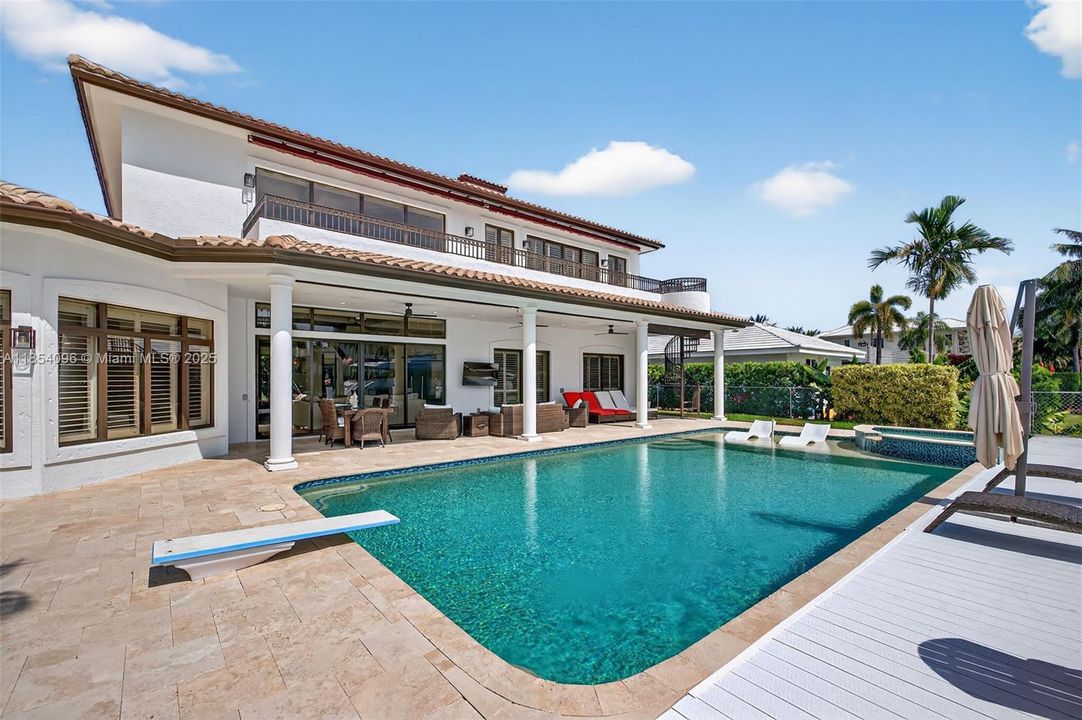 合同活跃: $17,500 (6 贝兹, 6 浴室, 4941 平方英尺)