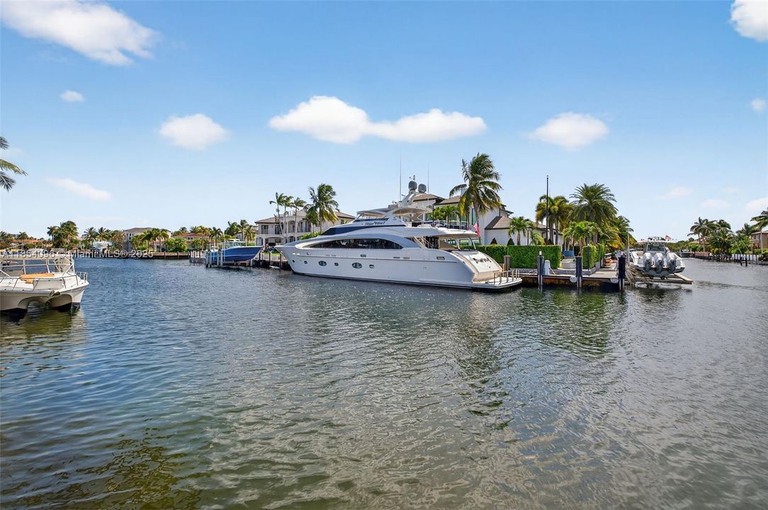 合同活跃: $17,500 (6 贝兹, 6 浴室, 4941 平方英尺)