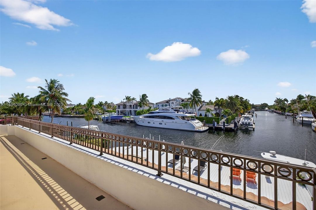 合同活跃: $17,500 (6 贝兹, 6 浴室, 4941 平方英尺)