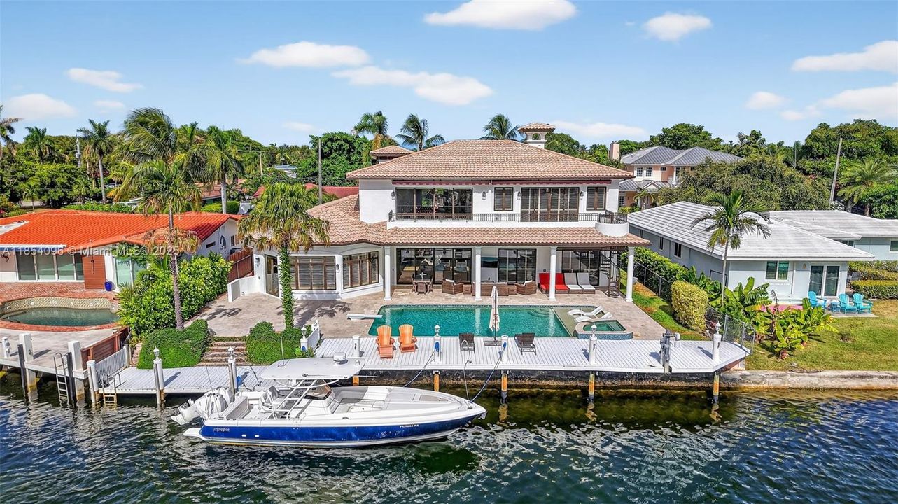 合同活跃: $17,500 (6 贝兹, 6 浴室, 4941 平方英尺)