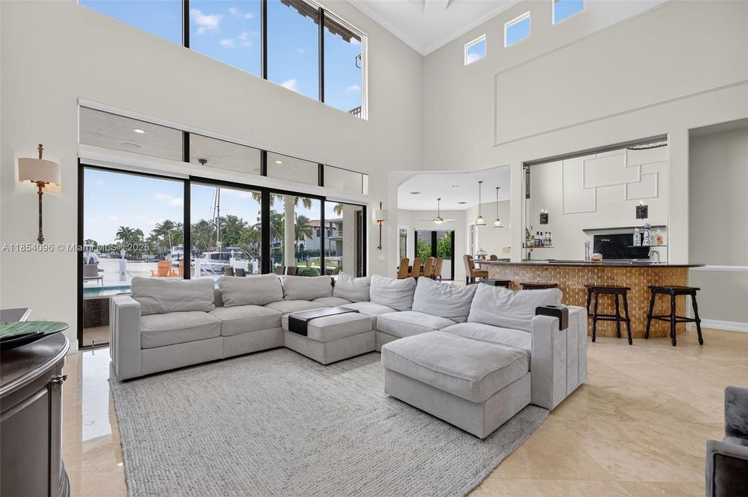 合同活跃: $17,500 (6 贝兹, 6 浴室, 4941 平方英尺)