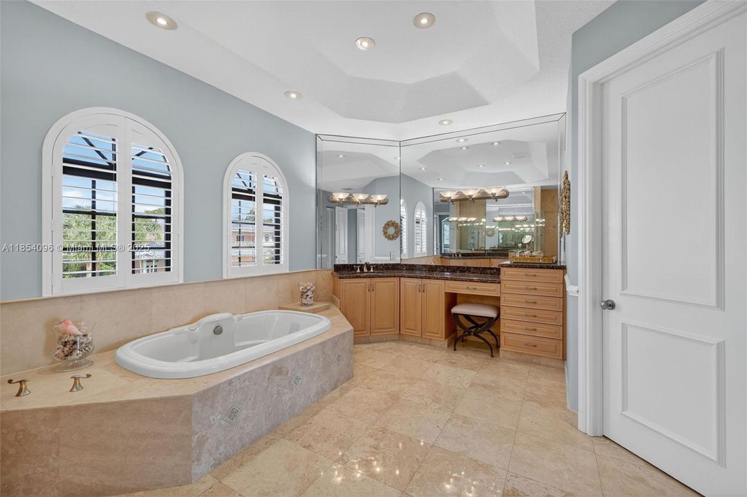 合同活跃: $17,500 (6 贝兹, 6 浴室, 4941 平方英尺)