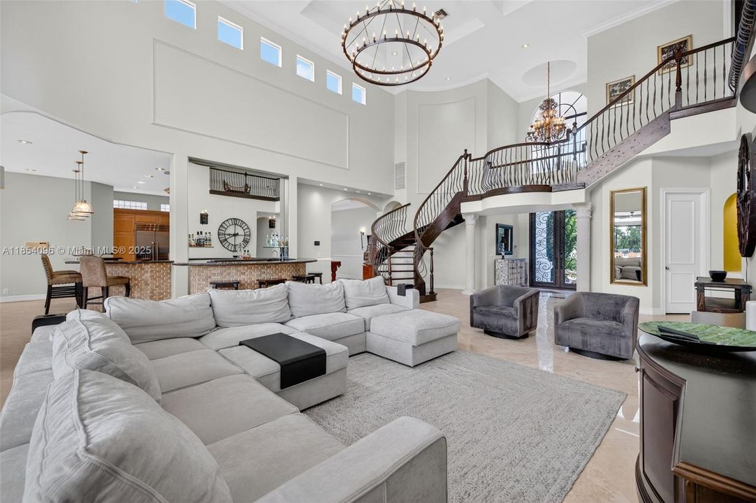 合同活跃: $17,500 (6 贝兹, 6 浴室, 4941 平方英尺)