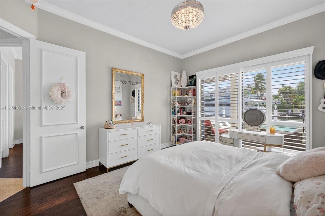 合同活跃: $17,500 (6 贝兹, 6 浴室, 4941 平方英尺)